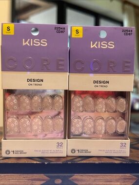 Kiss Core Design Short Round Press On Nails, Friendship